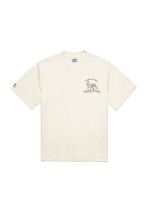 T-shirt en coton couleur crème avec col ras du cou. Présente un graphisme en texte noir sur la poitrine gauche et sur une manche. Manches courtes et coupe standard.