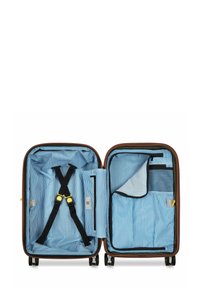 Bruine koffer met een blauw-wit gestreepte binnenkant, voorzien van kruisspanners, een vak met ritssluiting en meerdere zakken. Vier wielen voor mobiliteit.