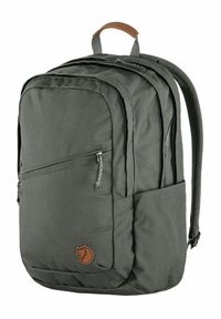 Mochila de tela gris con un bolsillo delantero con cremallera, bolsillos laterales y un acento en cuero marrón. Correas acolchadas y panel trasero para mayor comodidad.