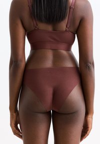 Mauve beha en bijpassende slipset, met naadloze randjes en verstelbare schouderbanden. Zachte, rekbare stof met een gladde textuur.