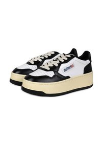 Sneakers in pelle bianca e nera con punta arrotondata, design perforato, suola intermedia color crema e suola in gomma nera. I lacci color crema completano il look.