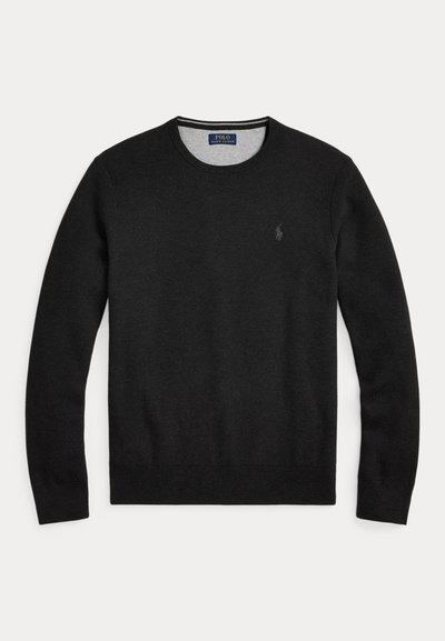 Fekete környakú, hosszú ujjú kötött pulóver, a bal mellen kis hímzett logóval, bordás mandzsettával és szegéllyel, fehér háttéren lefektetve.