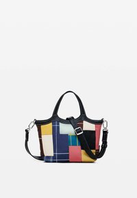 Sac cabas patchwork multicolore en tissu, avec une bordure en cuir noir et deux poignées, ainsi qu'une bandoulière amovible.