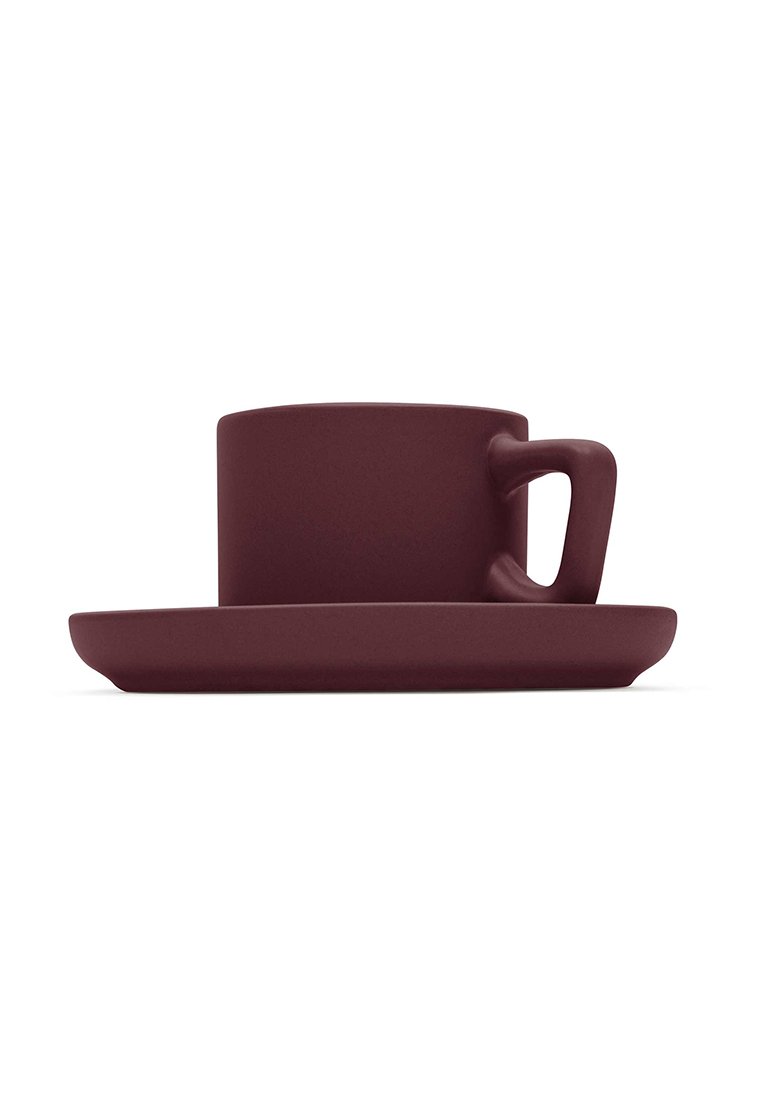 Juego de taza y platillo en un burdeos profundo. La taza presenta un diseño minimalista con una forma recta y un asa contorneada. Acabado mate suave.