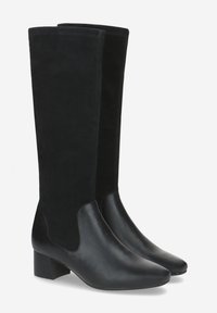 Schwarz kniehohe Stiefel aus einer Kombination von glattem Leder und weichem Wildleder. Mit quadratischem Blockabsatz und spitzem Zehendesign.