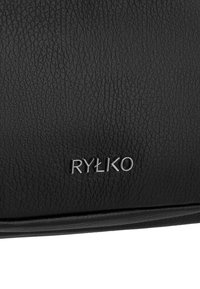 Czarna skórzana torebka z fakturowaną powierzchnią i wytłoczonym na froncie metalicznym logo "RYŁKO" w kolorze srebrnym.