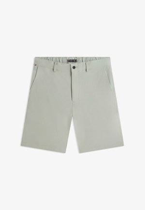 Pantalones cortos casuales para hombre en gris claro con bolsillos delanteros, cierre de botón, cintura elástica y trabillas para cinturón, dispuestos planos sobre un fondo blanco.