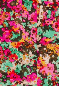 Bloemige stof met gedurfde patronen in roze, oranje en teal op een donkere achtergrond; zachte textuur met zichtbare stiksels en zakken.