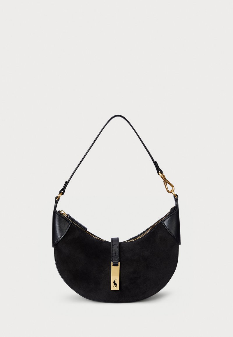 Mala preta com forma curve, feita de camurça e couro, com um fecho de correr dourado e um detalhe com o logótipo. Inclui uma alça curta.