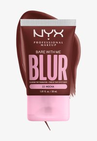NYX Bare With Me Blur foundation in Mocha, met een bruine en roze knijptube-ontwerp met vetgedrukte witte tekst en een glanzende afwerking.
