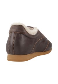 Braune Lederschuhe mit einem weichen, cremefarbenen Fellbesatz am Kragen; verfügen über gestickte Details und eine flexible Gummisohle.