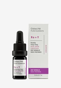 Odacité Ro+Y serum i en 5 ml svart glassflaske med dråpeteller. Hvit eske med lilla detaljer, merket "Dype rynker", og ingredienser.