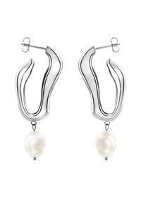 Srebrne metalowe kolczyki o płynnej, abstrakcyjnej formie; każdy z nich ozdobiony jest dużą, teksturowaną białą perłą zawieszoną poniżej.
