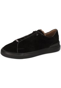 Schwarze Wildleder-Sneaker mit runder Schuhspitze, kontrastierender schwarzer Gummisohle und Schnürung. Weiche Innenauskleidung ist sichtbar.