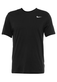 Černé tričko Nike s krátkým rukávem a kulatým výstřihem, s malým bílým logem Nike swoosh na levé horní části hrudi.