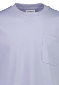 T-shirt a maniche corte colore lavanda, realizzato in tessuto liscio, con taschino sul petto e colletto ribbed.