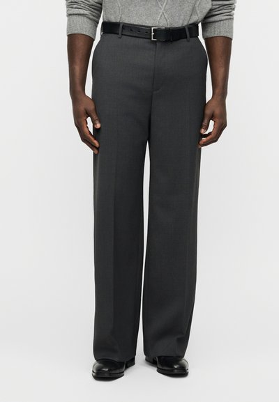 Pantalon gris en mélange de laine, avec une coupe droite, une texture subtile, et une ceinture en cuir noir avec une boucle argentée.