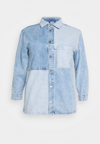 Jasnoniebieska koszula dżinsowa z długimi rękawami, zapinana na guziki, z kieszonką na lewym piersiu i kontrastowymi panelami dżinsowymi.