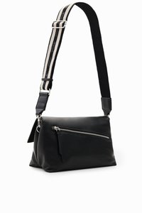 Schwarze Leder-Crossbody-Tasche mit strukturiertem Oberflächen, ausgestattet mit einer Vordertasche mit Reißverschluss und einem verstellbaren, gestreiften Gurt in Schwarz und Cremefarben.