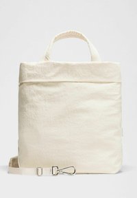 Borsa a spalla color crema realizzata in tessuto texturizzato con due manici, una tracolla regolabile e un gancio in metallo per il fissaggio.