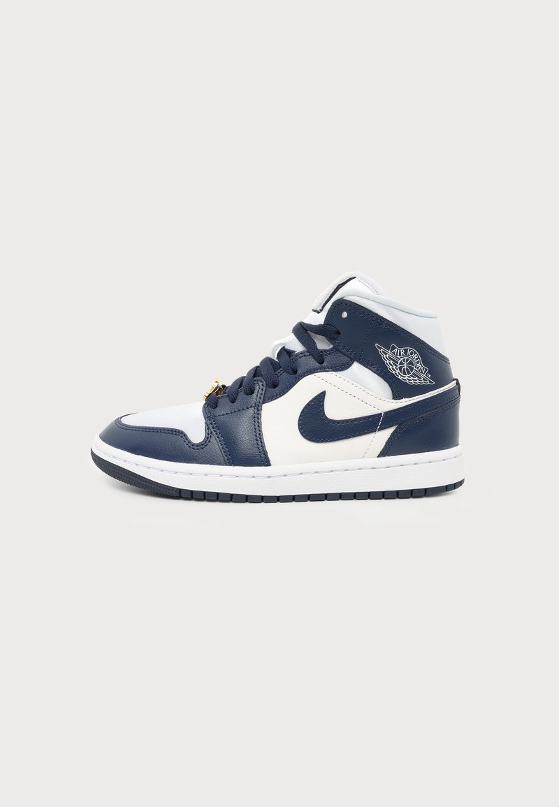 Παντόφλα Nike Air Jordan με ψηλό πάνω μέρος από λευκό και σκούρο μπλε δέρμα με μαύρα κορδόνια και λογότυπο στο πλάι, απομονωμένη σε λευκό φόντο.