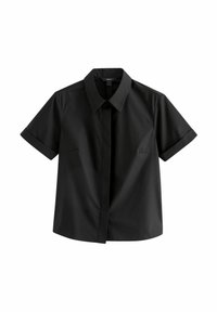 Chemise noire à manches courtes avec col boutonné, tissu lisse, et un design minimaliste comportant deux poches avant.