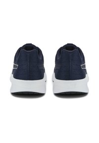 Zapatillas deportivas azul marino con parte superior de malla, entresuela blanca curvada y parte trasera texturizada. Presenta un acento de logo en el lateral y un cuello acolchado.