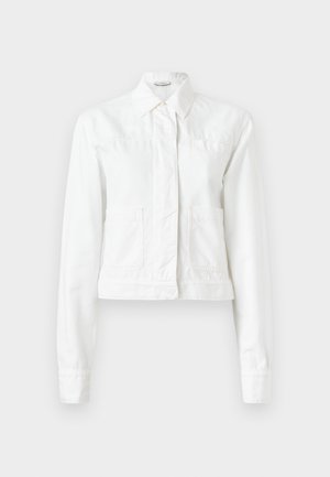 Chaqueta blanca recortada de algodón, con mangas largas, cuello con solapa, dos bolsillos frontales y detalles de costura sutiles.