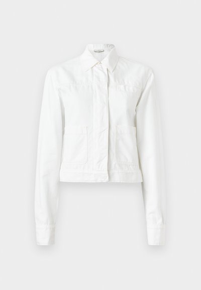 White cropped jacket made of cotton, featuring long sleeves, a collared neckline, two front pockets, and subtle stitching details.