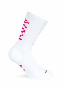 Bílá sportovní ponožka s růžovým kostkovaným vzorem na boku, vyztuženou patou a špičkou a zeleným logem na spodní straně. Lehká, elastická tkanina.