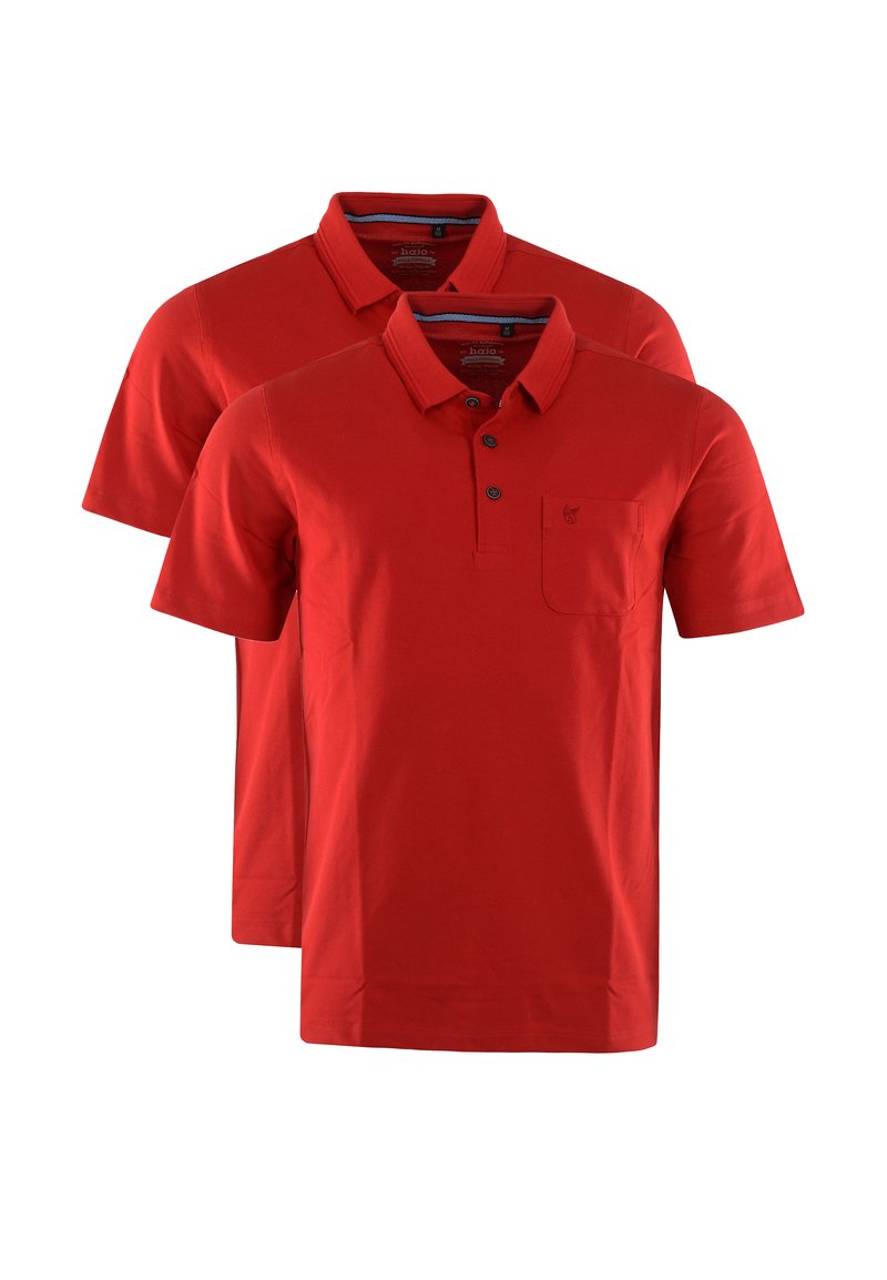 Røde polo shirts lavet af bomuld med krave, tre-knaps knaplukning og en lomme på venstre bryst. Glat tekstur, korte ærmer.