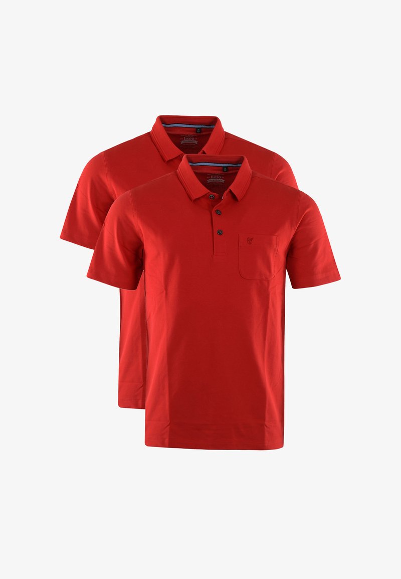 Chemises polo rouges en coton, dotées d'un col, d'une patte de boutonnage à trois boutons et d'une poche sur la poitrine gauche. Texture lisse, manches courtes.