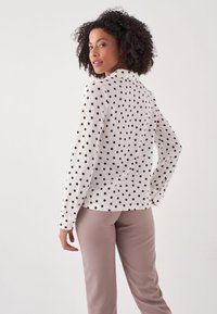 Herita PATTERNED  - Hemdbluse - black