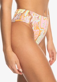 Bas de bikini taille haute en tissu texturé, arborant un motif floral vibrant dans des teintes d'orange, de rose et de vert menthe.