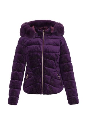 Lila Steppdaunenjacke mit Kapuze aus Kunstfell, gesteppter Optik, zwei vorderen Reißverschlusstaschen und glänzend strukturierter Oberfläche. Goldfarbene Beschläge.