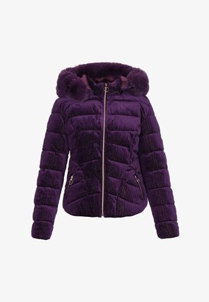 Lilla dunjakke med hætte af imiteret pels, quiltet design, to lynlåslommer foran og en skinnende tekstur. Guldfarvede metalbeslag.