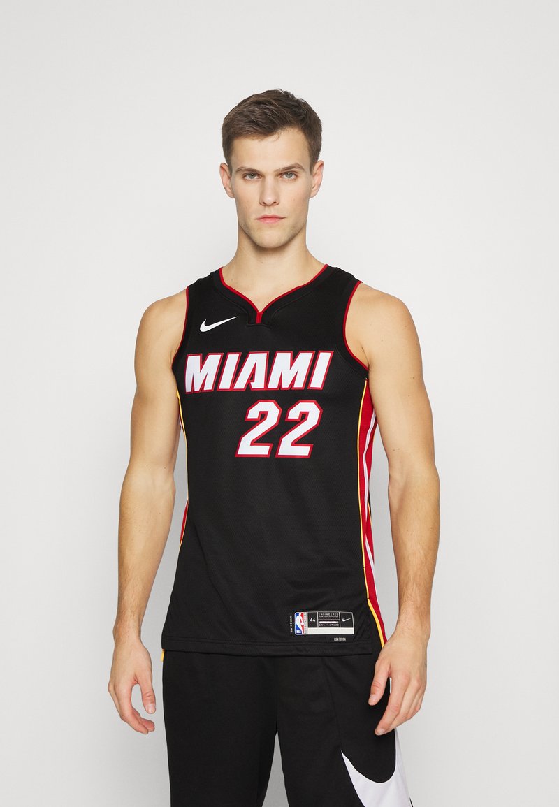 Crni košarkaški dres s natpisom "MIAMI" u bijeloj boji preko grudi, s brojem "22" u bijeloj boji, te crvenim i žutim bočnim detaljima.