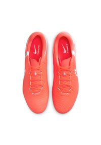 Erksad kollased Nike Tiempo jalgpallijalanõud tekstureeritud pealmise, ümarate varvaste, valge swoosh'i, vastavate paelte ja pehmendusega sisetalla ning.