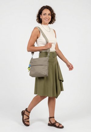 SURI FREY, UMHÄNGETASCHE SFY SISSY - Borsa a tracolla - khaki
