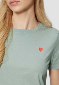 QS MIT HERZ-STICKEREI - Lihtne T-särk - salbeigrün