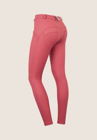 Leggings rosa aderenti con una texture liscia, vita alta, tasche posteriori e dettagli cuciti, progettati per comfort e flessibilità.