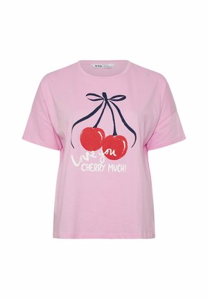 Vaaleanpunainen t-paita, jossa on kaksi punaista kirsikkaa, jotka ovat sidottuina tummansinisin varsin, ja valkoisilla kirjaimilla edessä teksti "Love you cherry much!".