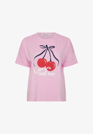 Vaaleanpunainen t-paita, jossa on kaksi punaista kirsikkaa, jotka ovat sidottuina tummansinisin varsin, ja valkoisilla kirjaimilla edessä teksti "Love you cherry much!".