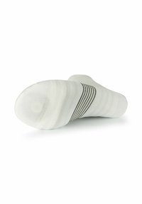 Hvid sok med et struktureret strikkemønster, der har mørke striber omkring midtersektionen og en sømløs tå for komfort.