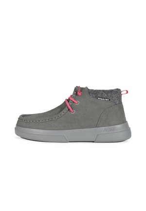 Stivaletti alla caviglia in suede grigio con un colletto in lana testurizzata, lacci rosa e suola in gomma grigia. Presentano un motivo di cucitura e un dettaglio del logo.