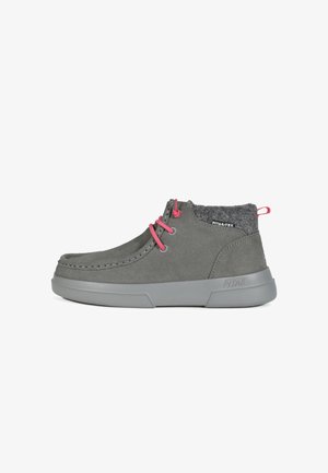 Graue Wildleder-Stiefeletten mit einem strukturierten Wollkragen, pinken Schnürsenkeln und einer grauen Gummisohle. Verfügt über einSteppmuster und ein Logodetail.