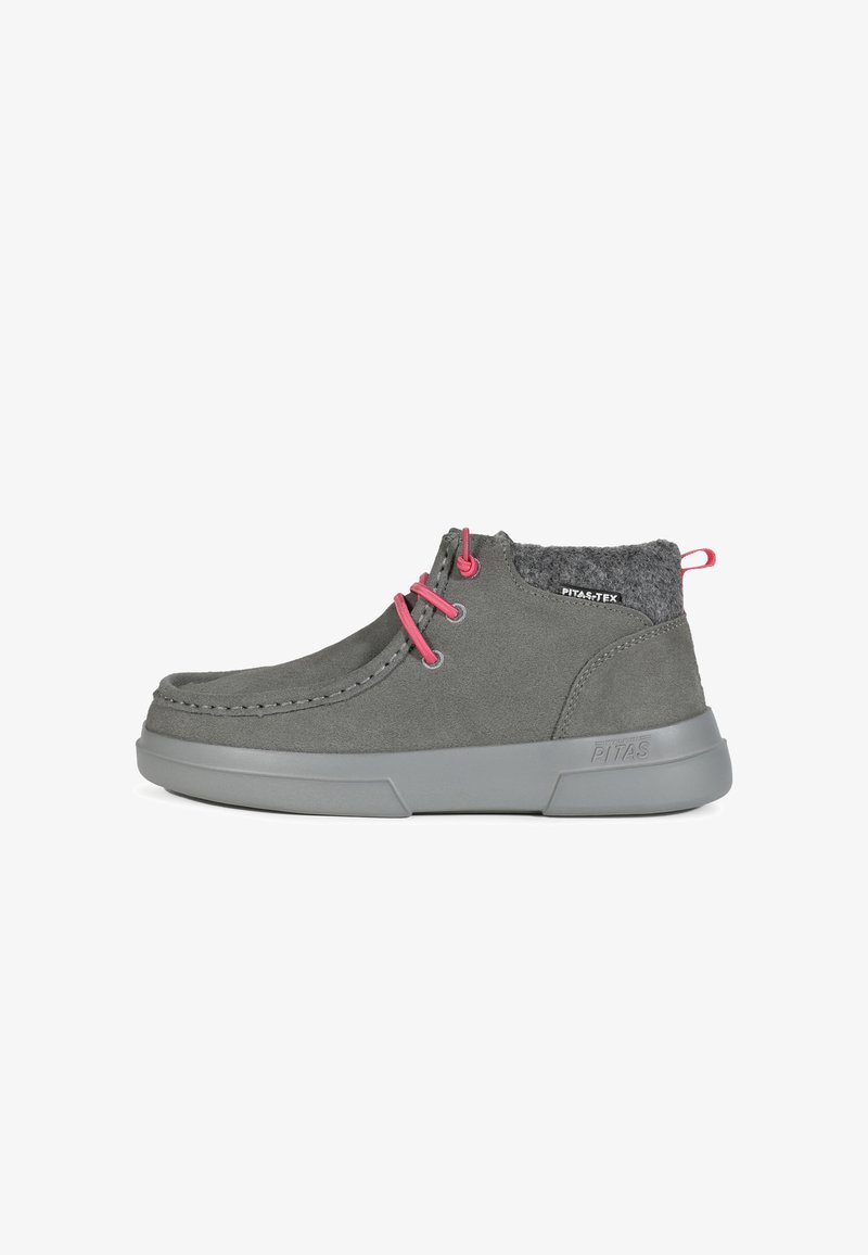 Botas de tobillo de ante gris con un cuello de lana texturizado, cordones rosas y una suela de goma gris. Presenta un patrón de costura y un detalle del logo.