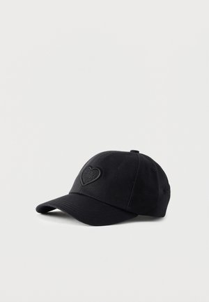 Casquette de baseball noire avec une visière incurvée et un logo brodé en forme de cœur à l'avant, présentée sur fond gris clair.