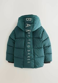 Puhast jakna v teal barvi s kapuco, z prešito zasnovo, velikimi stranskimi paneli in odsevnimi besedami "BAK by TED BAKER" na hrbtu.