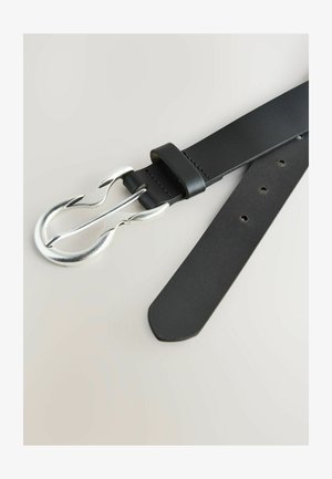 Cintura in pelle nera con una fibbia argentata a doppio dente. La cinghia presenta cuciture e diversi fori per la regolazione, con una texture liscia.